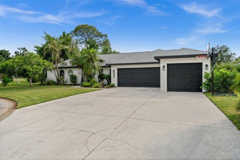 House in Sarasota, Florida 4 bedrooms, 235.32 sq.m. № 2103374 - photo 3