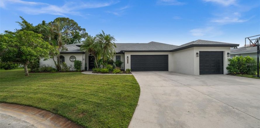 House in Sarasota, Florida 4 bedrooms, 235.32 sq.m. № 2103374