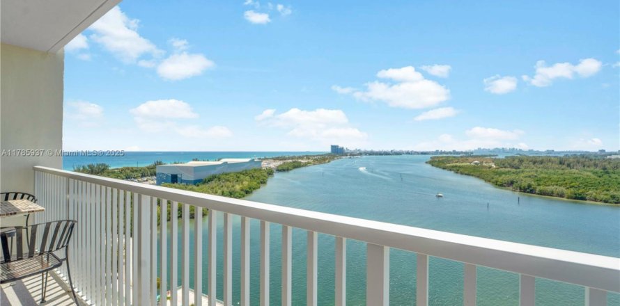Condominio en Sunny Isles Beach, Florida, 3 dormitorios № 1862956