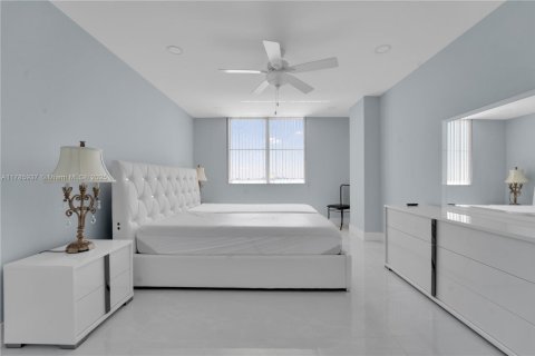 Condominio en venta en Sunny Isles Beach, Florida, 3 dormitorios, 145.86 m2 № 1862956 - foto 19