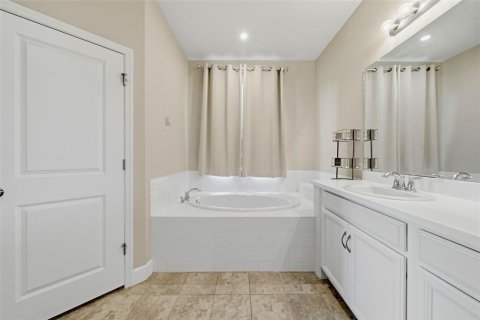 House in Wesley Chapel, Florida 3 bedrooms, 190.45 sq.m. № 2210140 - photo 22