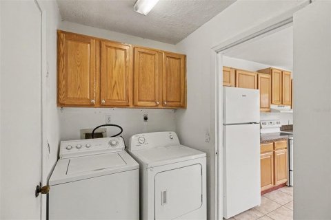 House in Palm Bay, Florida 2 bedrooms, 107.12 sq.m. № 2259474 - photo 24