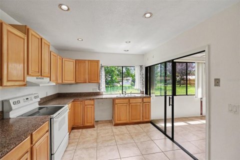 House in Palm Bay, Florida 2 bedrooms, 107.12 sq.m. № 2259474 - photo 9