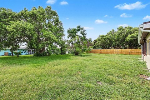 House in Palm Bay, Florida 2 bedrooms, 107.12 sq.m. № 2259474 - photo 25