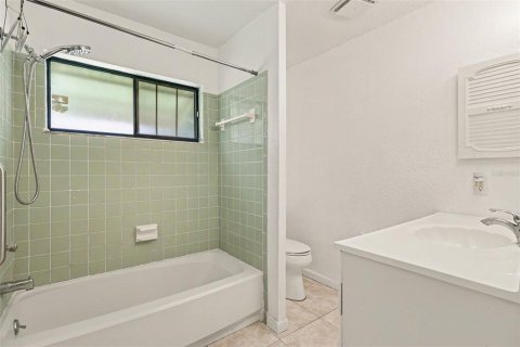 House in Palm Bay, Florida 2 bedrooms, 107.12 sq.m. № 2259474 - photo 13