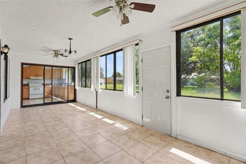 House in Palm Bay, Florida 2 bedrooms, 107.12 sq.m. № 2259474 - photo 22