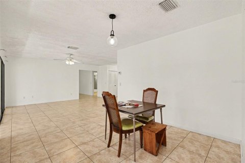 House in Palm Bay, Florida 2 bedrooms, 107.12 sq.m. № 2259474 - photo 7