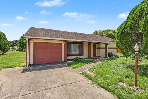 House in Palm Bay, Florida 2 bedrooms, 107.12 sq.m. № 2259474 - photo 3