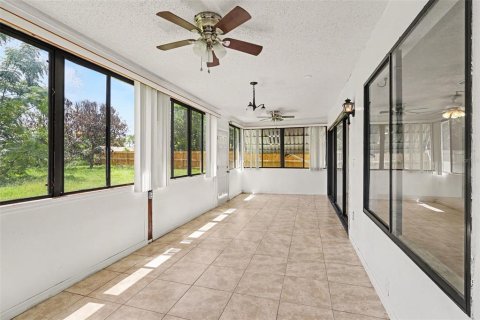 House in Palm Bay, Florida 2 bedrooms, 107.12 sq.m. № 2259474 - photo 21