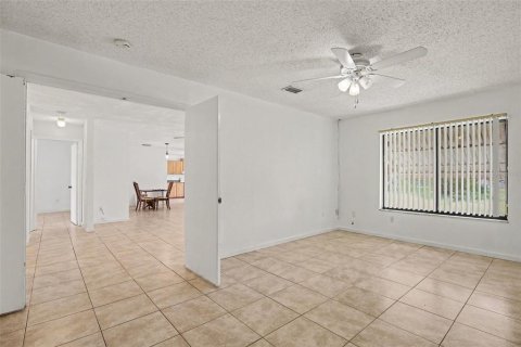 House in Palm Bay, Florida 2 bedrooms, 107.12 sq.m. № 2259474 - photo 11