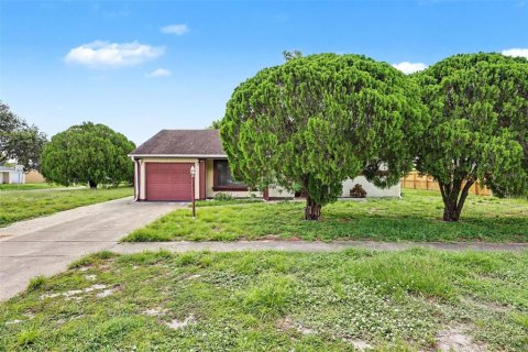 House in Palm Bay, Florida 2 bedrooms, 107.12 sq.m. № 2259474 - photo 2