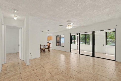 House in Palm Bay, Florida 2 bedrooms, 107.12 sq.m. № 2259474 - photo 6