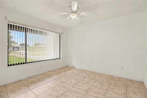 House in Palm Bay, Florida 2 bedrooms, 107.12 sq.m. № 2259474 - photo 12