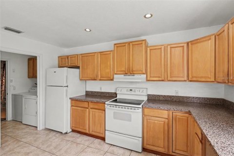 House in Palm Bay, Florida 2 bedrooms, 107.12 sq.m. № 2259474 - photo 10