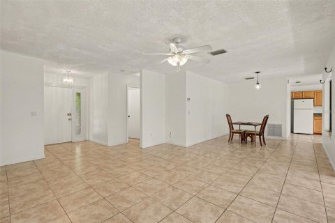 House in Palm Bay, Florida 2 bedrooms, 107.12 sq.m. № 2259474 - photo 5