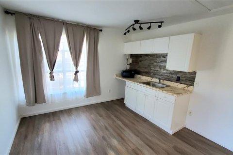 Townhouse in Davenport, Florida 4 bedrooms, 162.39 sq.m. № 2394093 - photo 13