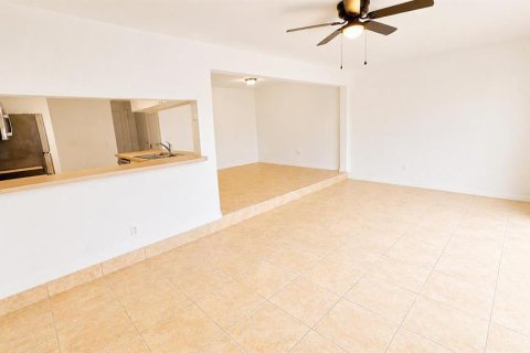 Townhouse in Davenport, Florida 4 bedrooms, 162.39 sq.m. № 2394093 - photo 4