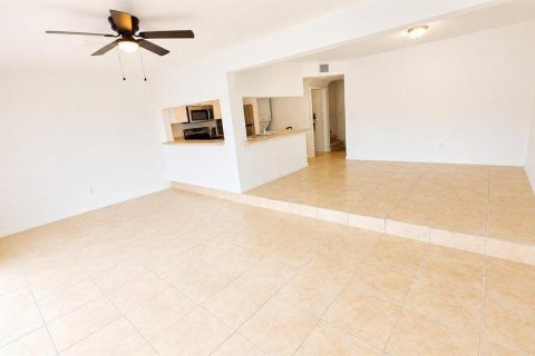 Townhouse in Davenport, Florida 4 bedrooms, 162.39 sq.m. № 2394093 - photo 3