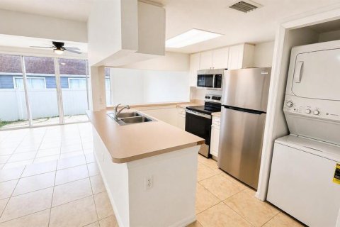 Townhouse in Davenport, Florida 4 bedrooms, 162.39 sq.m. № 2394093 - photo 2