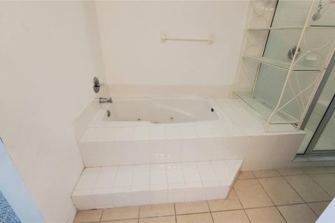 Townhouse in Davenport, Florida 4 bedrooms, 162.39 sq.m. № 2394093 - photo 29