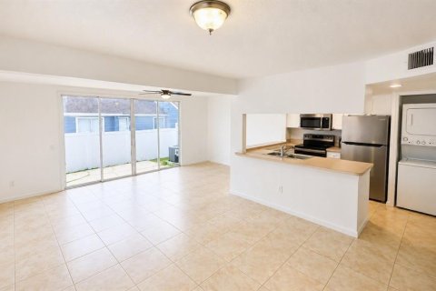 Townhouse in Davenport, Florida 4 bedrooms, 162.39 sq.m. № 2394093 - photo 5