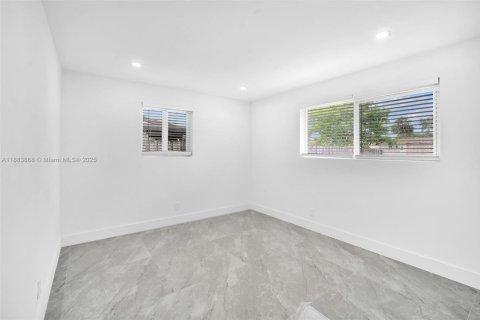 Villa ou maison à vendre à Fort Lauderdale, Floride: 3 chambres, 125.05 m2 № 1930010 - photo 13