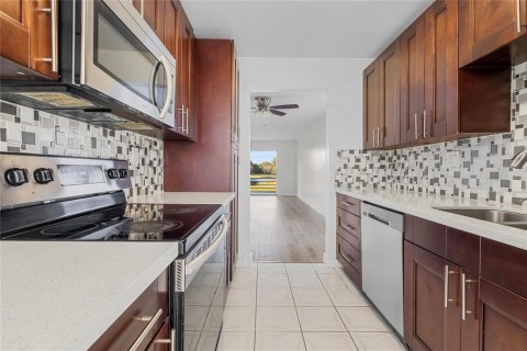 Condo in Tamarac, Florida, 2 bedrooms  № 2241564 - photo 7