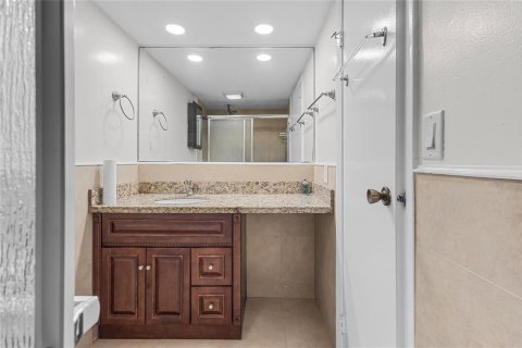 Condo in Tamarac, Florida, 2 bedrooms  № 2241564 - photo 22