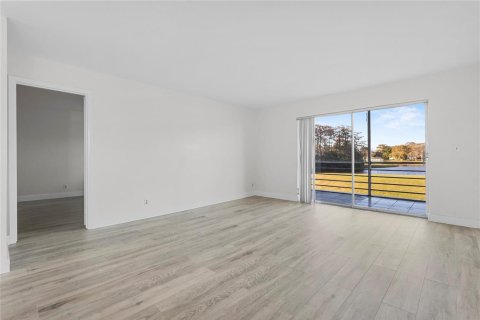 Condo in Tamarac, Florida, 2 bedrooms  № 2241564 - photo 15