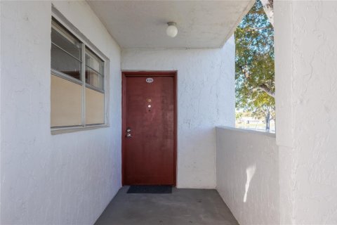 Condo in Tamarac, Florida, 2 bedrooms  № 2241564 - photo 2
