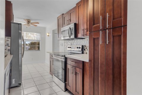 Condo in Tamarac, Florida, 2 bedrooms  № 2241564 - photo 5