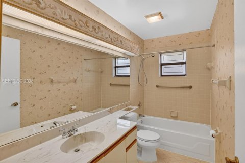 House in Coconut Creek, Florida 3 bedrooms, 159.42 sq.m. № 2018655 - photo 25