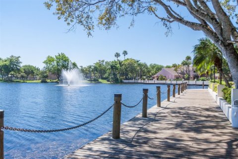 House in Coconut Creek, Florida 3 bedrooms, 159.42 sq.m. № 2018655 - photo 14