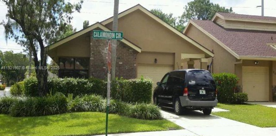 House in Coconut Creek, Florida 3 bedrooms, 159.42 sq.m. № 2018655