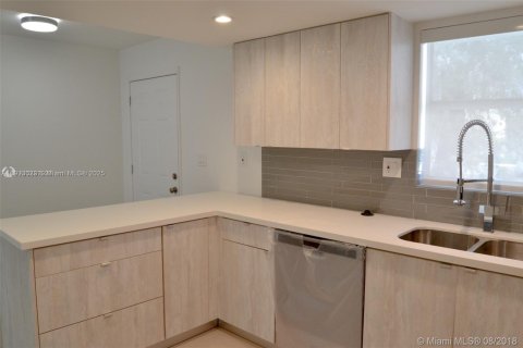 Condo in Miami, Florida, 1 bedroom  № 2082361 - photo 2