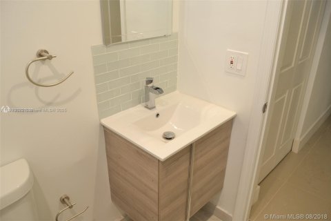 Condo in Miami, Florida, 1 bedroom  № 2082361 - photo 13