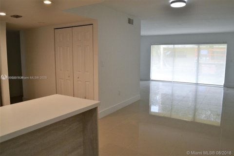 Condo in Miami, Florida, 1 bedroom  № 2082361 - photo 5