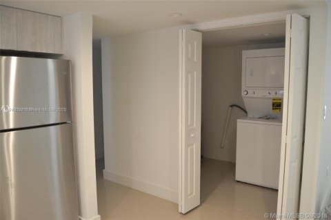 Condo in Miami, Florida, 1 bedroom  № 2082361 - photo 8