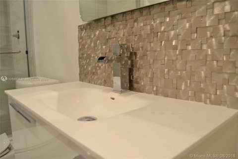 Condo in Miami, Florida, 1 bedroom  № 2082361 - photo 17