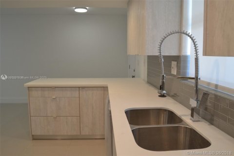 Condo in Miami, Florida, 1 bedroom  № 2082361 - photo 7
