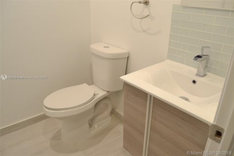 Condo in Miami, Florida, 1 bedroom  № 2082361 - photo 12