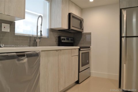 Condo in Miami, Florida, 1 bedroom  № 2082361 - photo 6