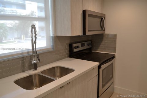Condo in Miami, Florida, 1 bedroom  № 2082361 - photo 3