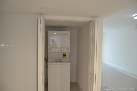 Condo in Miami, Florida, 1 bedroom  № 2082361 - photo 11