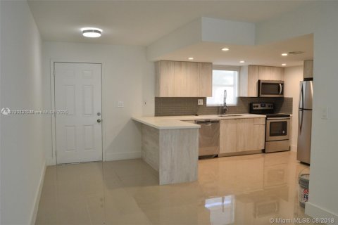 Condo in Miami, Florida, 1 bedroom  № 2082361 - photo 4