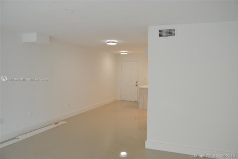 Condo in Miami, Florida, 1 bedroom  № 2082361 - photo 9