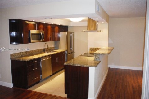 Condo in Davie, Florida, 2 bedrooms  № 1896096 - photo 2