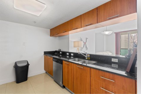 Condo in Miami, Florida, 1 bedroom № 2082101 - photo 9