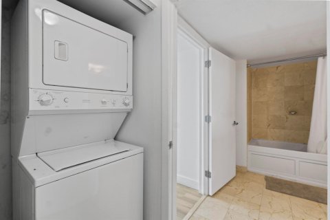 Condo in Miami, Florida, 1 bedroom № 2082101 - photo 29