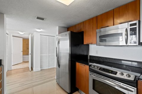Condo in Miami, Florida, 1 bedroom № 2082101 - photo 10
